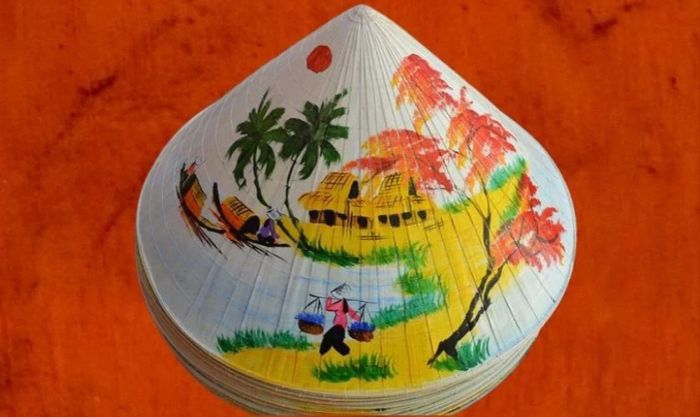 Trang trí nón lá ngày Tết bằng hình ảnh chiếc thuyền