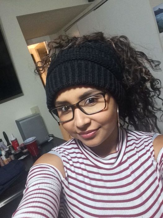 A reviewer rocking the hat in black.