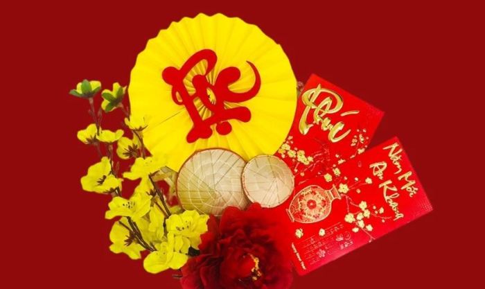 Kết hợp bao lì xì vào việc trang trí nón lá