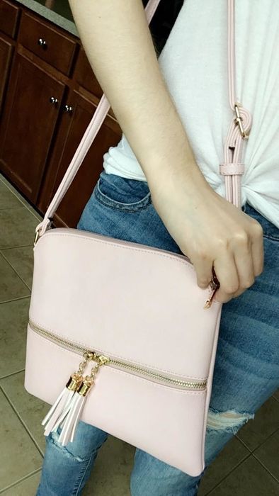 Reviewer carrying a crossbody bag over their shoulder