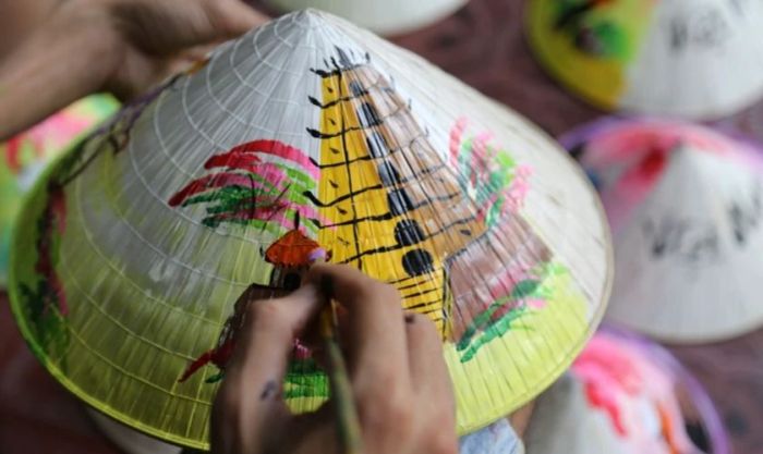 Những bức tranh quê hương thường được sử dụng để trang trí nón lá dịp Tết