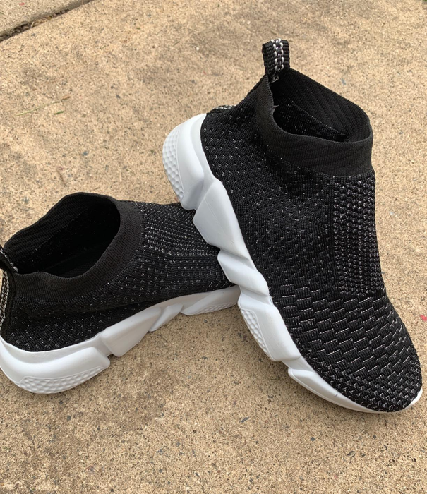 A reviewer’s photo of the black sneakers