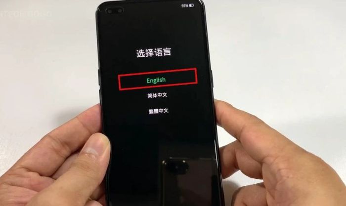Chọn ngôn ngữ English (Tiếng Anh) hoặc một trong ba ngôn ngữ có sẵn