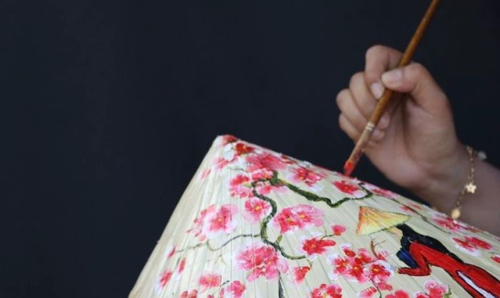 Tô điểm nón lá bằng hình ảnh hoa đào rực rỡ