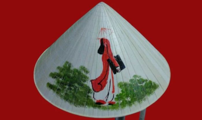 Hình ảnh nữ sinh cùng hàng tre quê hương gần gũi và thân thương
