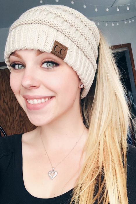 Another reviewer showcasing the hat in beige.