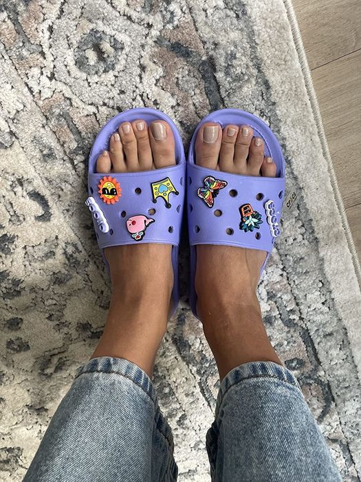 A reviewer wearing the digital purple slides