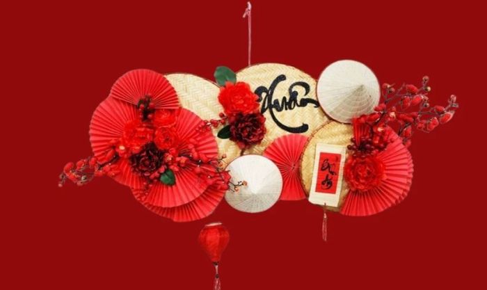 Mẫu trang trí nền Tết kết hợp nón lá và bao lì xì