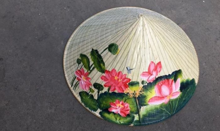 Mẫu trang trí nón lá với hoa sen đơn giản nhưng đẹp mắt