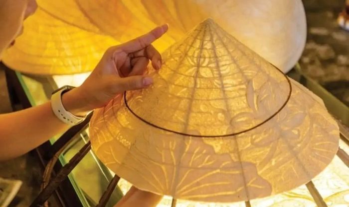 Việc trang trí nón lá ngày Tết chứa đựng nhiều giá trị văn hóa và yếu tố phong thủy sâu sắc