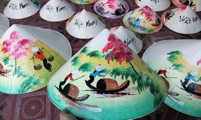 Hình ảnh cô lái đò - Một biểu tượng thân thuộc trên nón lá truyền thống