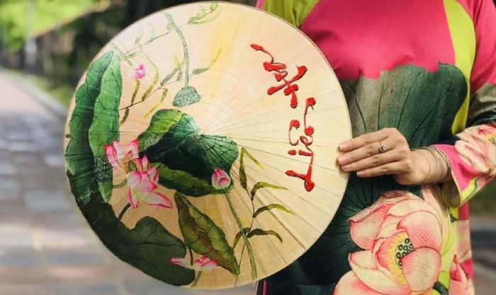 Trang trí nón lá kết hợp hoa sen và chữ thư pháp
