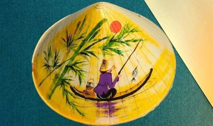 Mẫu trang trí nón lá kết hợp hình ảnh cây tre đẹp mắt