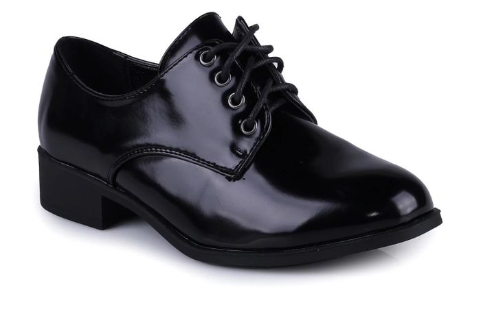 The black Oxford shoes