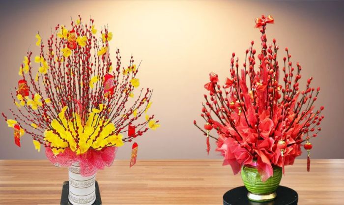 Mẫu cắm nụ tầm xuân ngày Tết 2025 đẹp theo hình tam giác