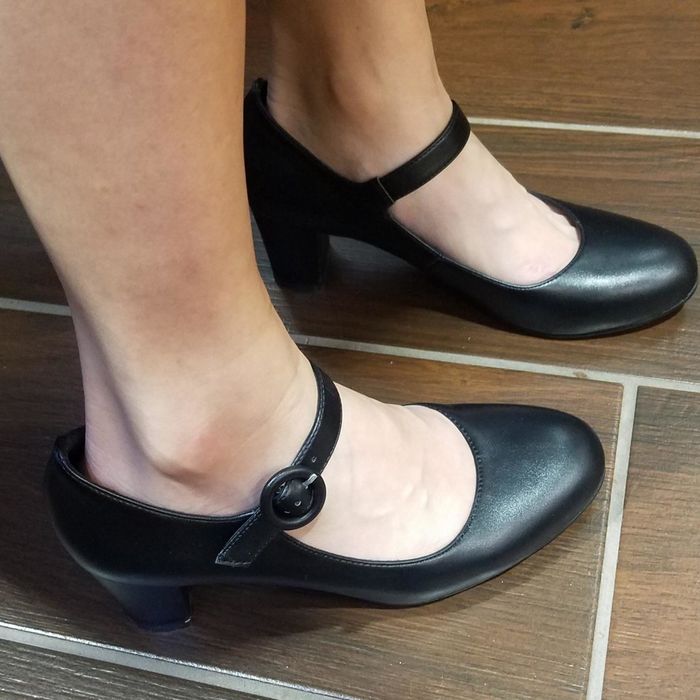 a reviewer's photo of the black shoes