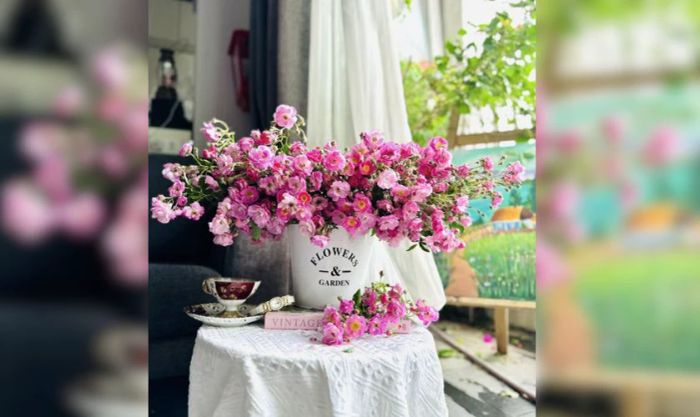 Mẫu cắm hoa tầm xuân ngày Tết 2025 đẹp theo kiểu nằm ngang