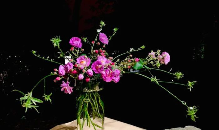 Cách cắm hoa tầm xuân ngày Tết theo hình ngang