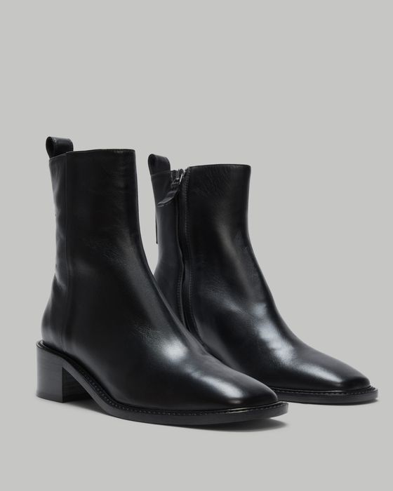 the black ankle boots
