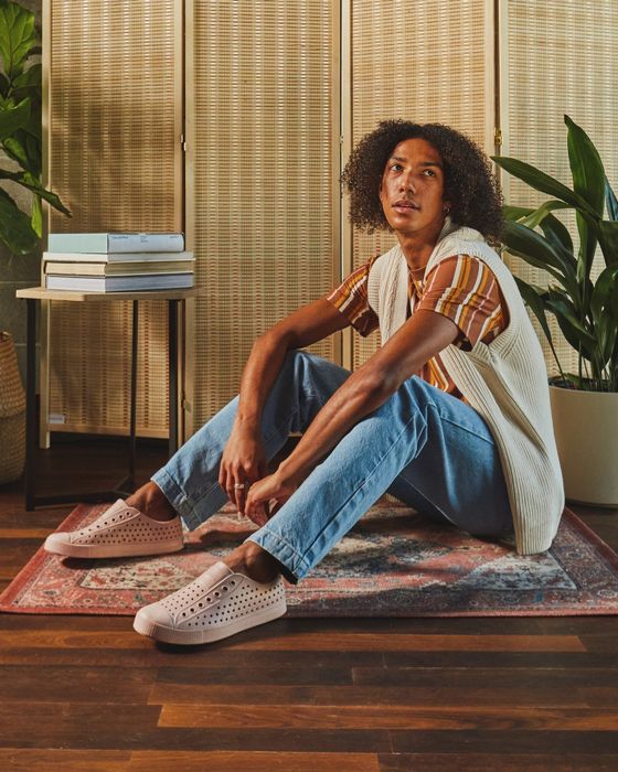 A model wears the Jefferson Bloom sneakers in Chameleon Pink.