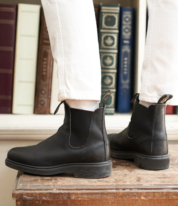 model showcasing the black Chelsea boots from Blundstone