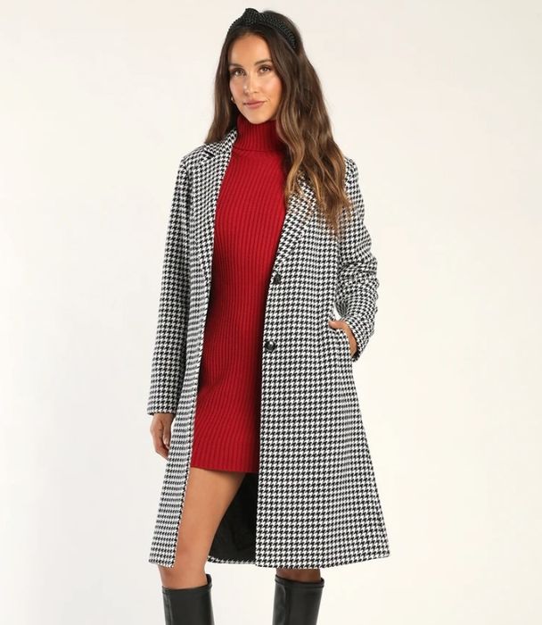 A model wearing the classic houndstooth trench coat.