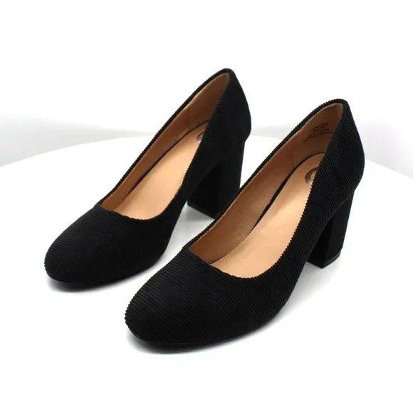 The black corduroy pumps