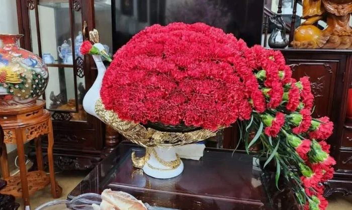 Cách cắm hoa phăng ngày Tết hình con công