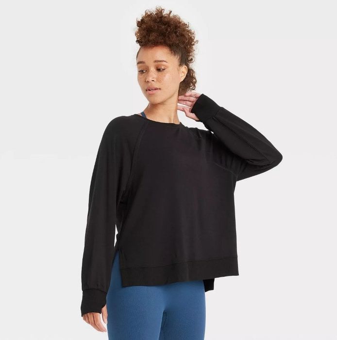 A model showcasing a lightweight workout sweatshirt in a sleek black shade