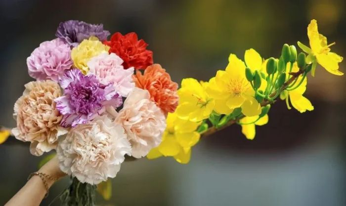 Cách cắm hoa phăng ngày Tết kết hợp với mai vàng