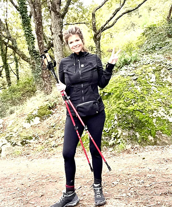 A reviewer wearing black leggings