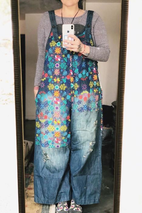 A reviewer wearing floral overalls