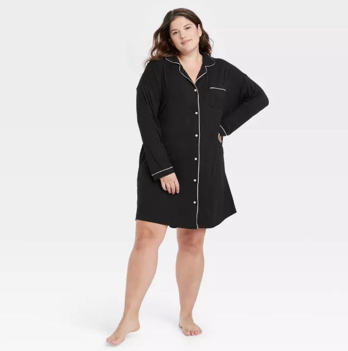 A model wearing the black nightgown