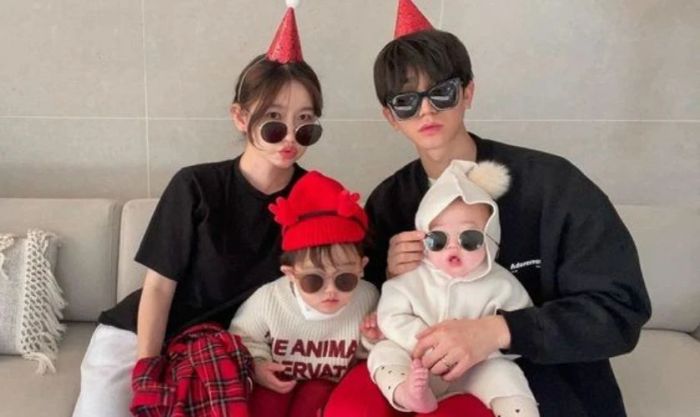 Tạo dáng vui nhộn chụp hình Noel cùng gia đình