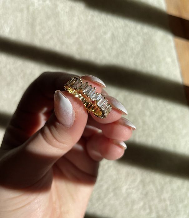 A reviewer is holding a beautiful ring.