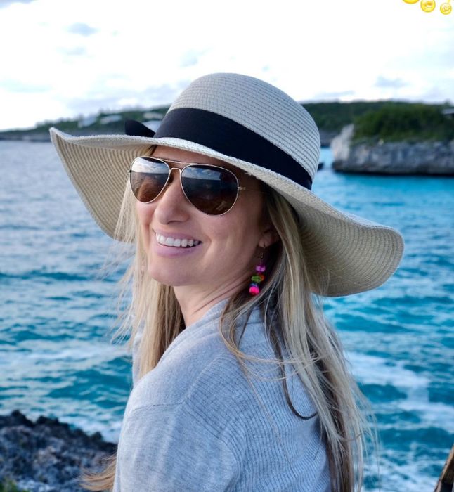 A reviewer is rocking a tan hat adorned with a black ribbon.