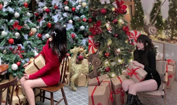 Gợi ý cách tạo dáng chụp ảnh bên hộp quà Noel