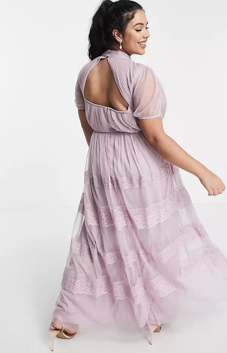 The model is displaying the back view of the dress.