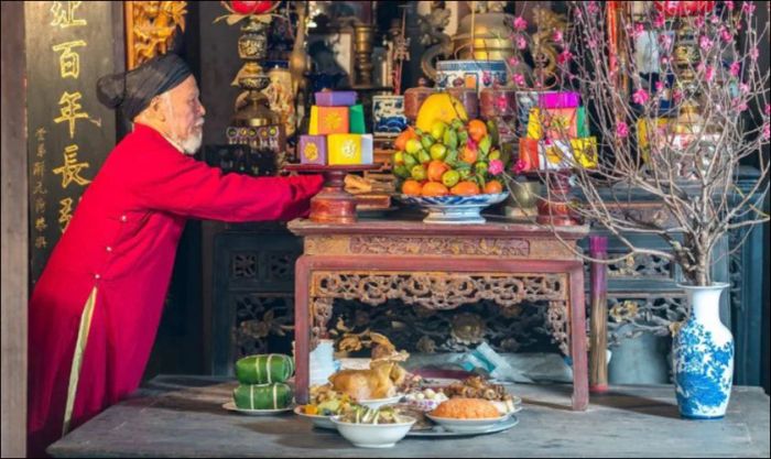 Sử dụng bàn cao, rộng rãi để bày biện lễ vật cúng Tết.