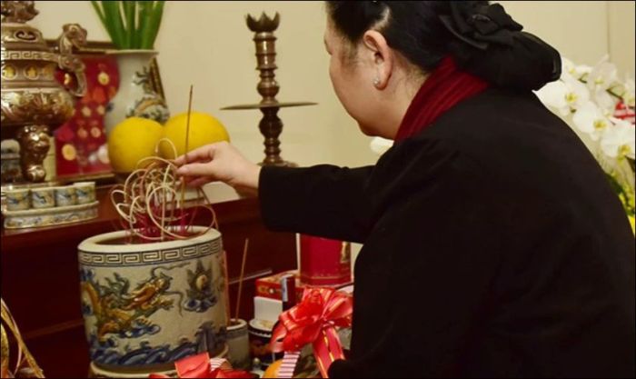 Chuẩn bị nhang đèn để hỗ trợ việc cúng bái.