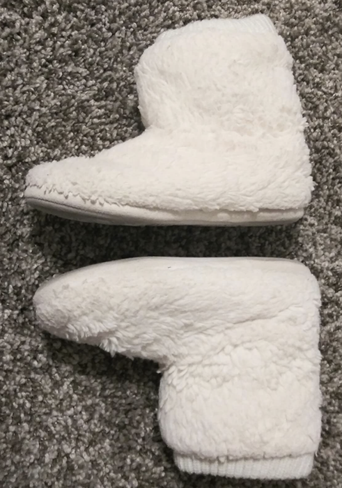 reviewer photos of white slippers placed flat