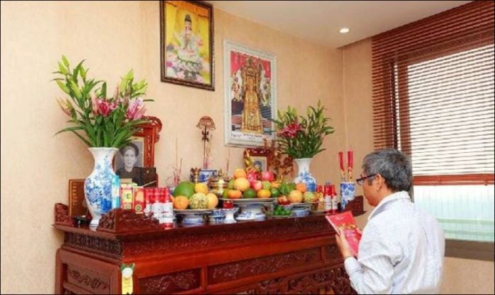 Văn khấn được đọc khi bắt đầu nghi thức dâng hương, cúng cơm và hoa quả lên các vị thần linh và tổ tiên