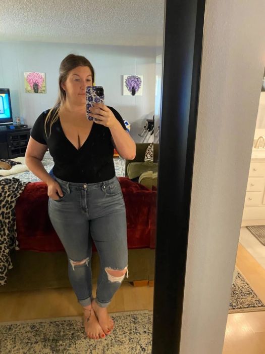 Reviewer showcasing the black crop top with a mirror selfie