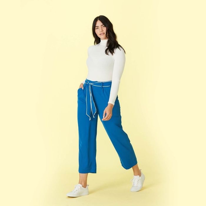 a model wearing The Packable Everyday Pant in marine