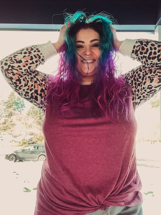 the shirt featuring leopard-print sleeves