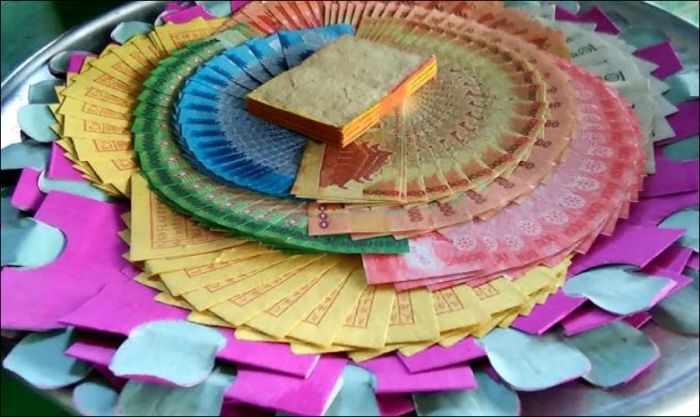 Giấy tiền vàng mã được đặt trong đĩa hoặc mâm riêng.