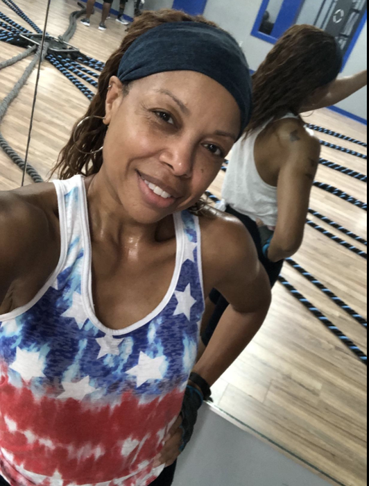 A reviewer is seen wearing a gray sweatband.