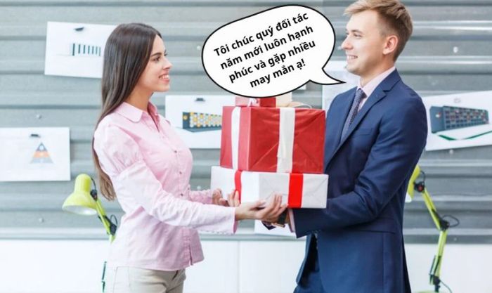 Những lời nói ghi điểm khi tặng quà Tết cho đối tác để hợp tác thuận lợi trong năm mới?