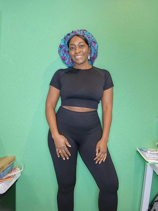 a reviewer modeling a black workout set