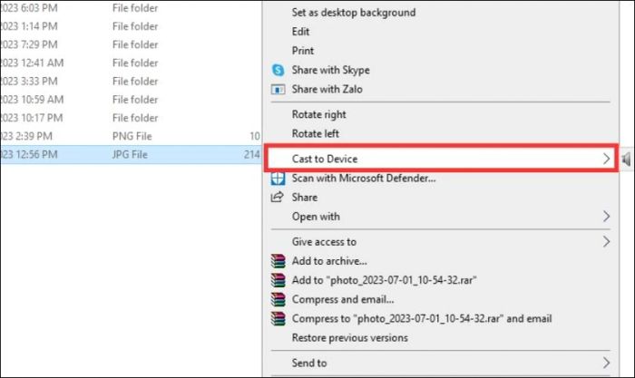Chọn tùy chọn Cast to Device và chọn tivi mà bạn muốn phản chiếu màn hình từ laptop.